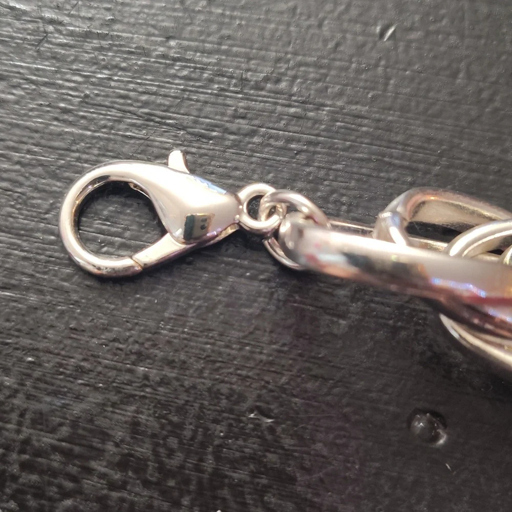 Elegant Silver Chain Bracelet - Picture 7 of 12